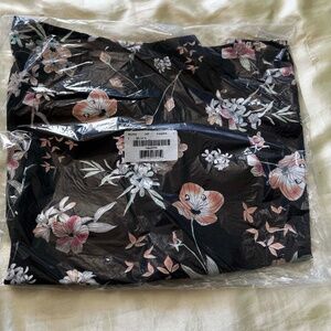 CAPRIS, UNIVERSAL SAVVY FIT, BLACK FLORAL, SIZE 24P, IN EVERY STORY for PENNINGT